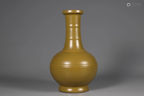 A TEA-DUST GLAZED PORCELAIN VASE