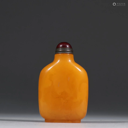 A BEESWAX CARVING LIDDED SNUFF BOTTLE