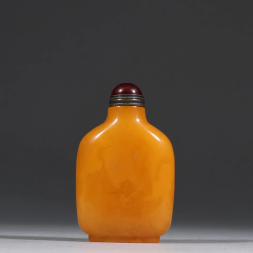 A BEESWAX CARVING LIDDED SNUFF BOTTLE