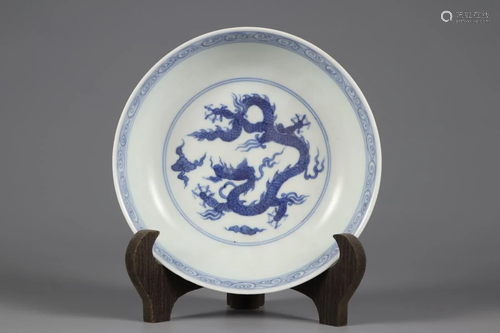 A BLUE AND WHITE 'DRAGON' PORCELAIN PLATE