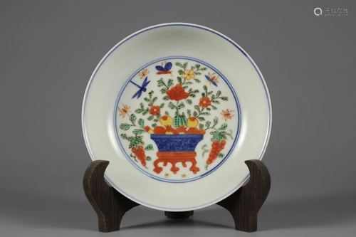 A WUCAI 'FLOWER AND FRUIT' PORCELAIN PLATE