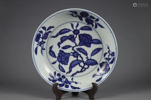 A BLUE AND WHITE 'FLOWER' PLATE