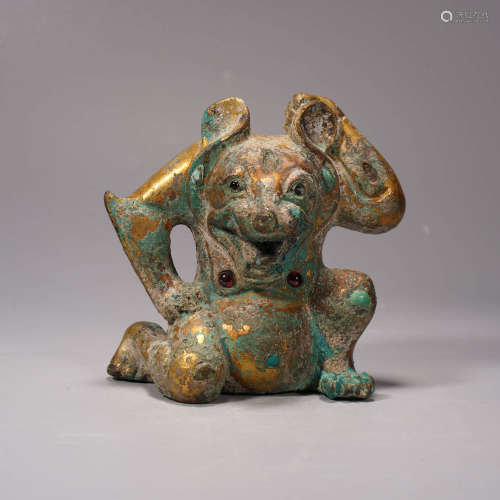 An archaistic style gems inlaid bronze bear ornament