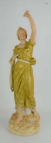 Une figurine Royal Dux Bohemia d'une femme tenant une mandol...