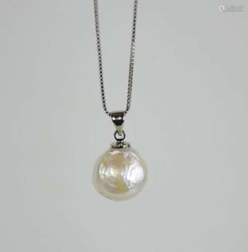Un pendentif en perle baroque avec une chaîne en métal blanc...