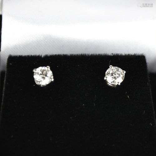 Une paire de boucles d'oreilles en platine et diamant, 0,8ct...