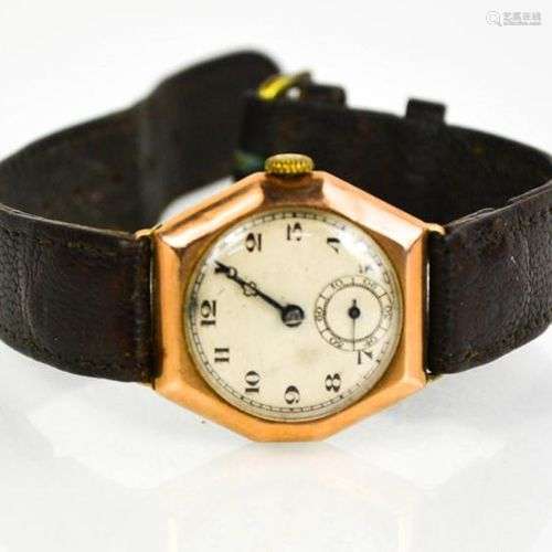 Une montre pour homme en or 9ct avec bracelet en cuir.
