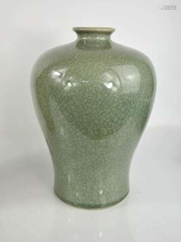 Un vase chinois en céladon, 28cm de haut. Bon état
