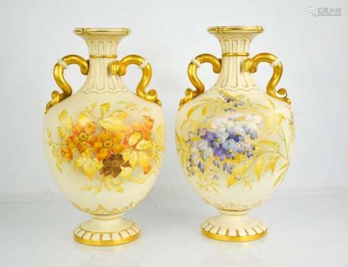 Une paire de vases Royal Worcester, finement peints de fleur...