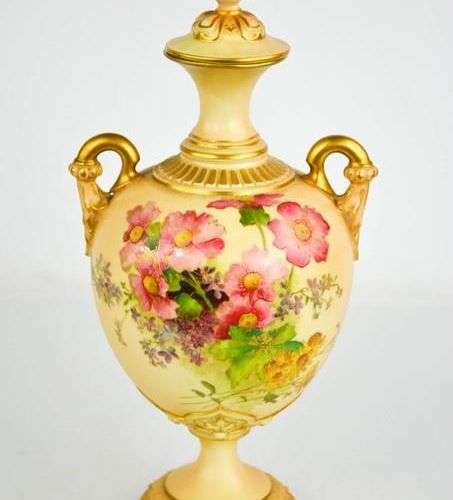 Un vase et un couvercle en ivoire roux de Royal Worcester, p...