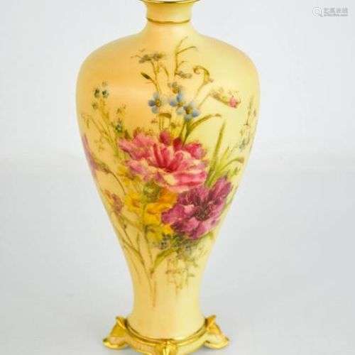 Un vase élancé en ivoire roux de Royal Worcester, peint de f...