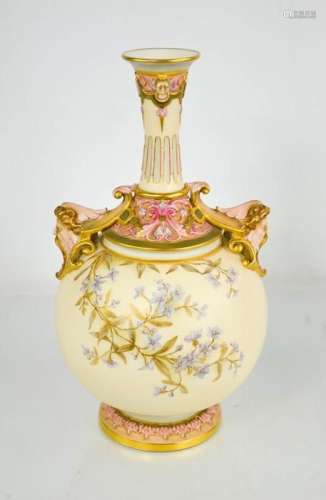 Un beau vase en ivoire de Royal Worcester de forme bulbeuse,...