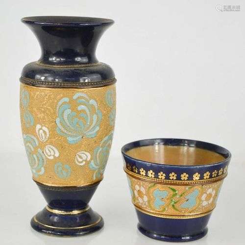 Un vase et une tasse en poterie Lambeth de Doulton, estampil...