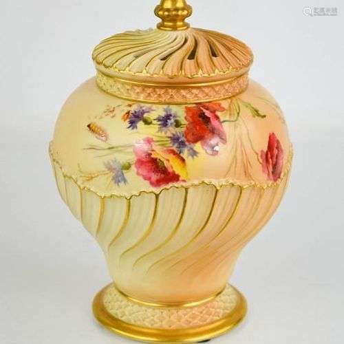 Un vase et un couvercle de forme wyvern en ivoire roux de Ro...