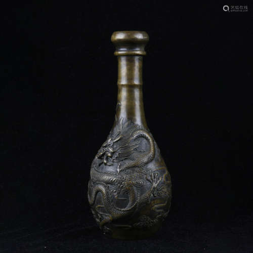 A relief-decorated dragon garlic-head-shaped vase