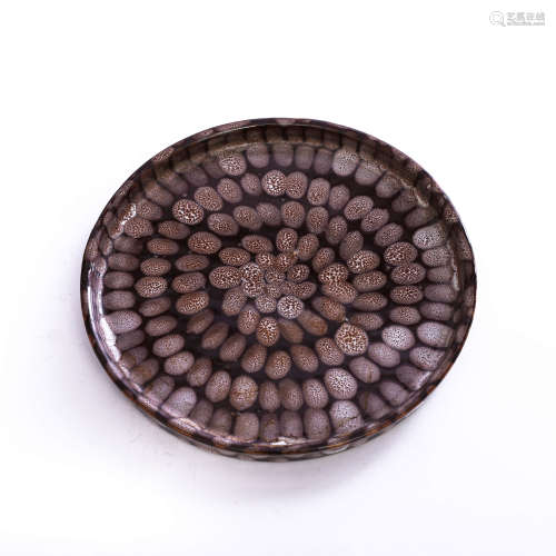 A black-glazed grain porcelain circular tray