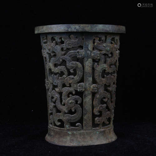 An archaistic style kui-dragon cup