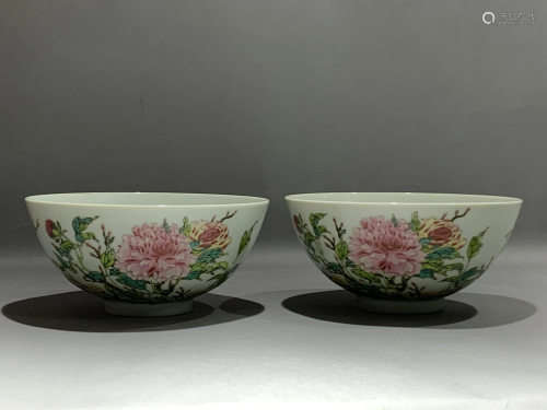 A PAIR OF FAMILLE ROSE PEONY FLOWER BOWLS WITH MARK