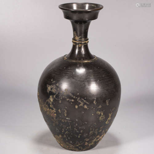 A black-lacquered dish-top vase