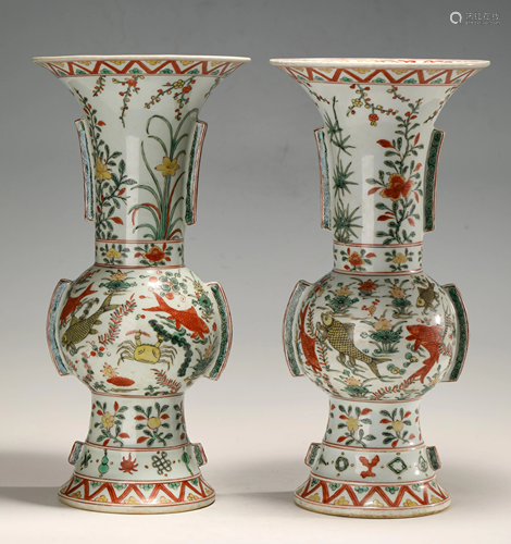 PAIR OF WUCAI GLAZED PORCELAIN ARROW VASES WITH M…