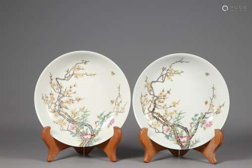 A PAIR OF 'PLUM BLOSSOM' PLATES