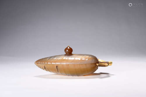 An Petal-Shaped Agate Box And Cover