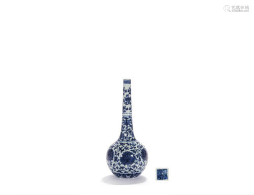 A Blue And White Interlocking Lotus Necked Vase