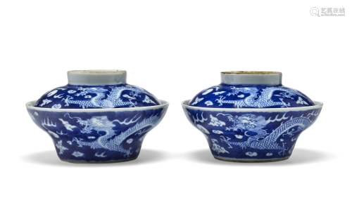 A PAIR OF BLUE AND WHITE 'DRAGON' BOWLS AND COVERS