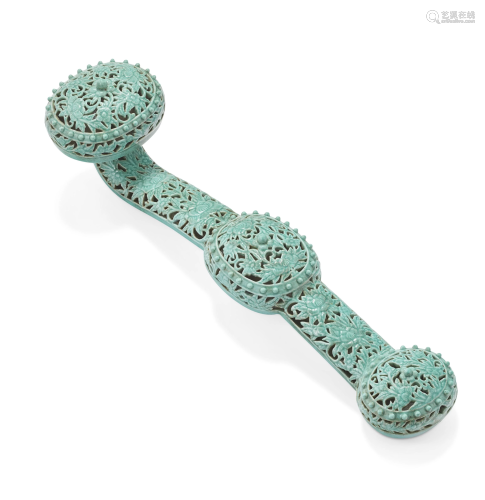 A TURQUOISE-GLAZED RETICULATED RUYI SCEPTER