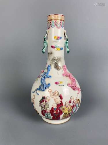 Vase bouteille en porcelaine émaux de la famille rose, décor...