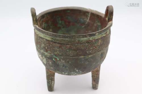 Vase tripode Ding en bronze de patine verte, décors incisés ...