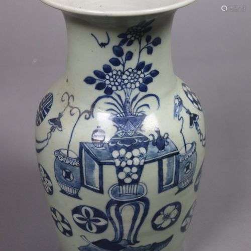 Vase en porcelaine à décor d'objets mobiliers sur fond célad...