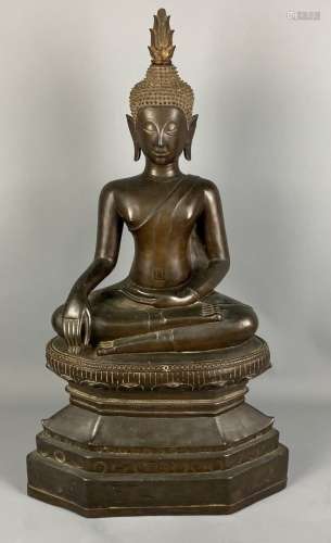 Statue en bronze de patine brune représentant Bouddha assis ...