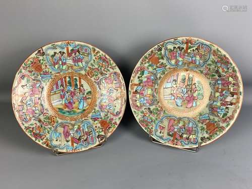 Paire de plats peints en porcelaine et émaux de la famille r...