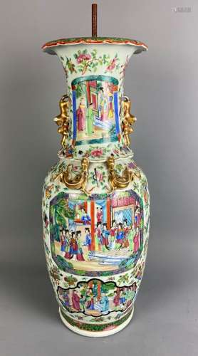 Vase de forme balustre en porcelaine et émaux de la famille ...