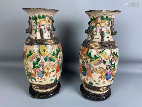 Paire de vases ne porcelaine de Nankin, décors polychromes s...