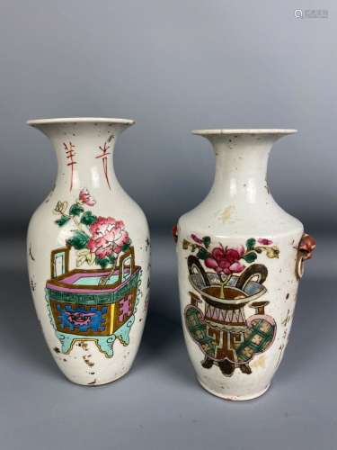 Lot de deux vases de forme balustre, porcelaine émaux famill...
