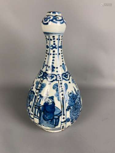 Vase bouteille en porcelaine blanche décor bleu sous couvert...
