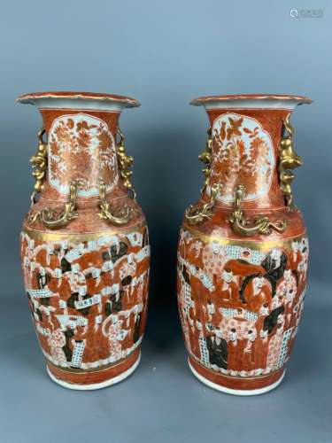 Paire de vases de forme balustre en porcelaine émaillée cora...