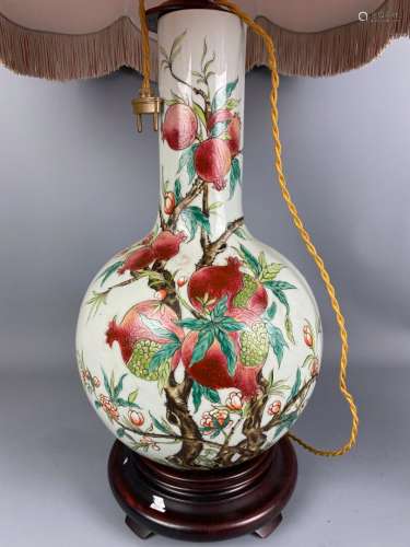 Vase bouteille Tianquping porcelaine émaux de la famille ros...