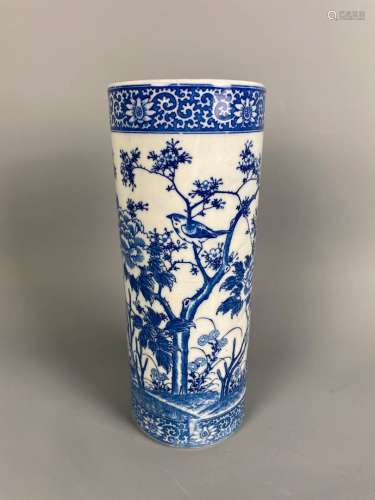 Vase rouleau en porcelaine bleu blanc à décor au pochoir d'o...