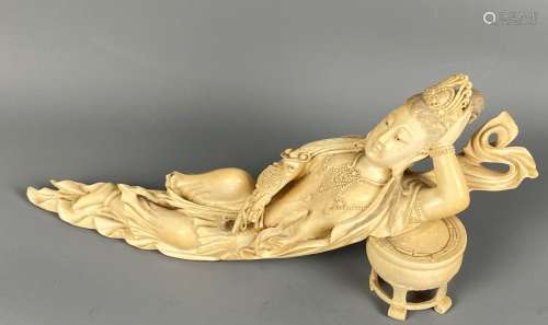 Statuette en ivoire représnetant une divinité au sceptre rep...