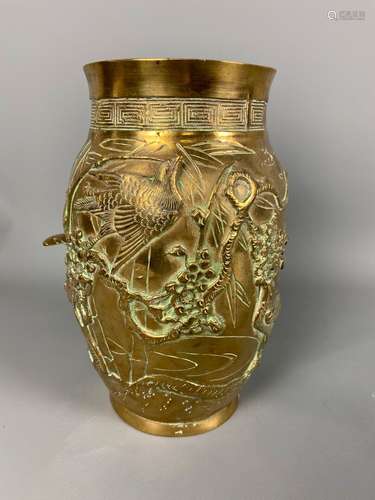 Vase en bronze de patine dorée en décor en hauts reliefs de ...