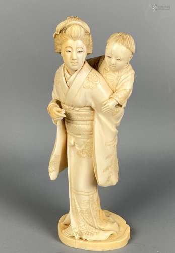 Okimono en ivoire représentant une jeune femme portant son e...
