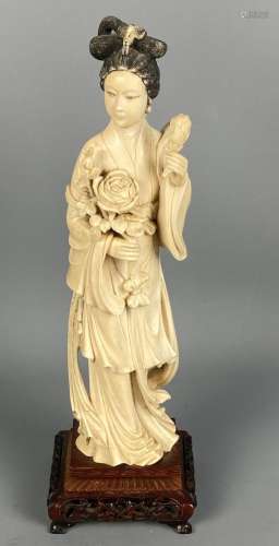 Statuette en ivoire représentant une déesse de printemps por...