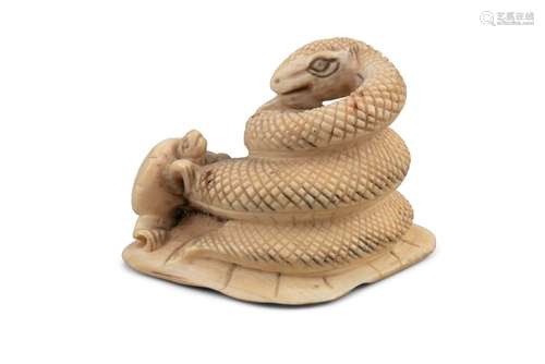 KATABORI NETSUKE SIGNÉ EN IVOIRE, SNAKE ET TURTLE COULÉS Jap...