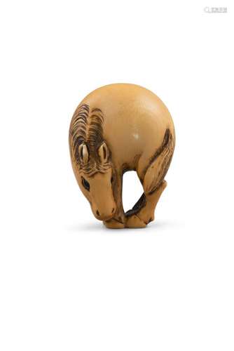 NETSUKE KATABORI EN IVOIRE SIGNÉ D'UN CHEVAL DE GRAZAGE Japo...