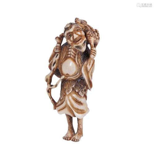 NETSUKE EN IVOIRE sculpté d'un GAMA SENNIN DEBOUT AUSSI CONN...