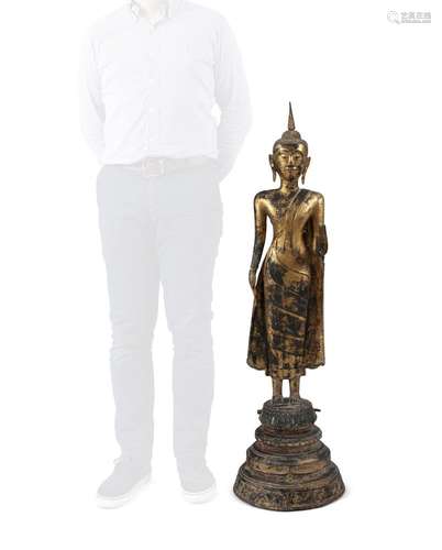 FIGURE MONUMENTALE EN BRONZE LAQUEE ET DOREE D'UN BOUDDHA DE...