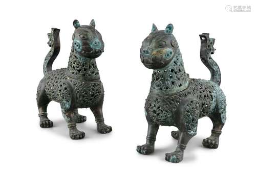 A PAIR OF BRONZE TIGER AQUAMANILES Islamic world. H: 28,5 cm...